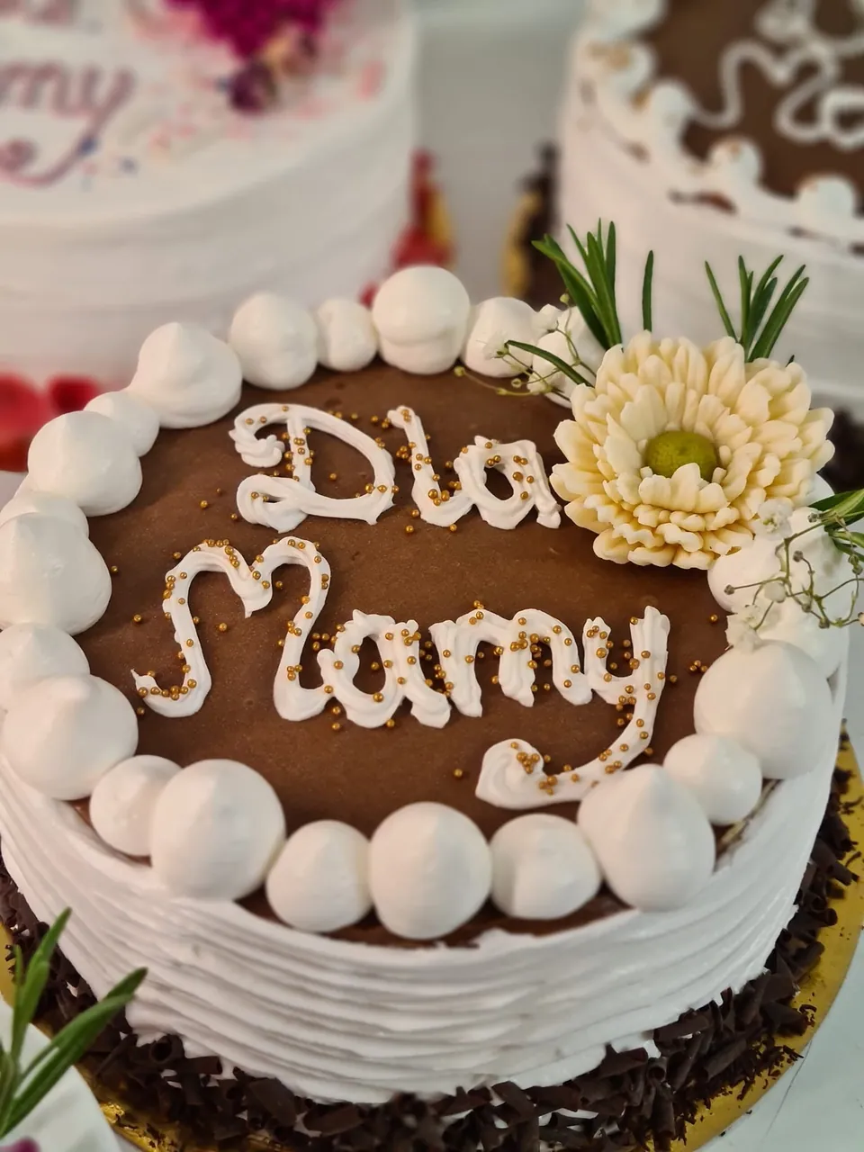 Tort z czekoladowym wierzchem i napisem „Dla Mamy”