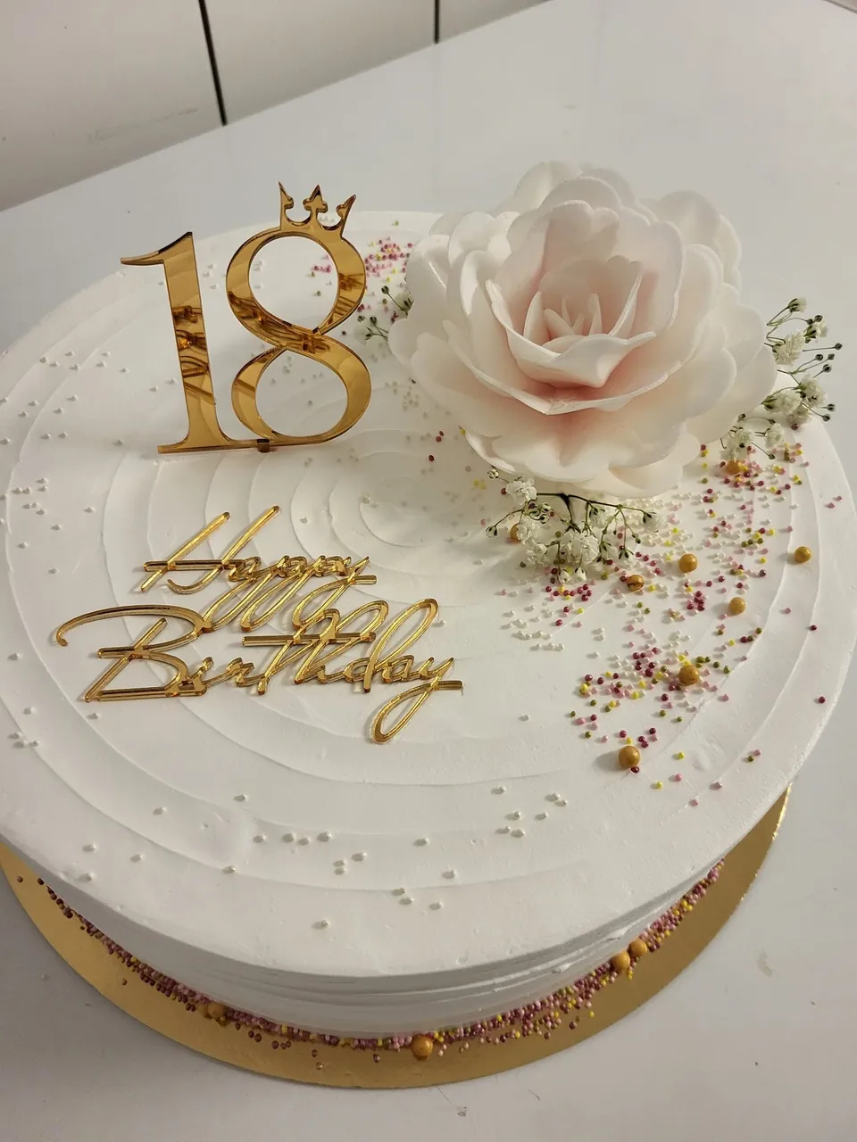Biały tort z różą, napisem Happy Birthday i cyfrą 18